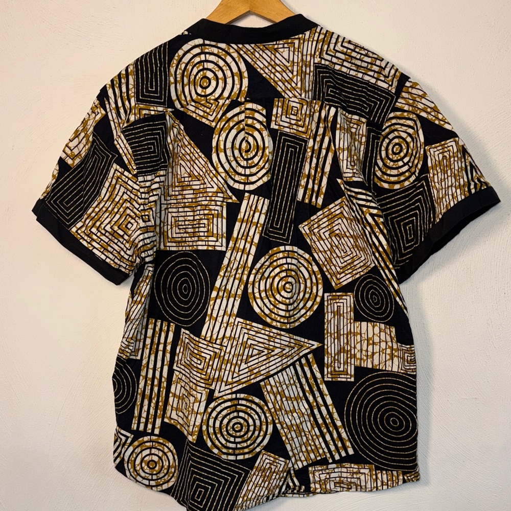 D’iyanu Black & Gold Geometric Short Sleeve Button-Down Shirt - Picture 3 of 5